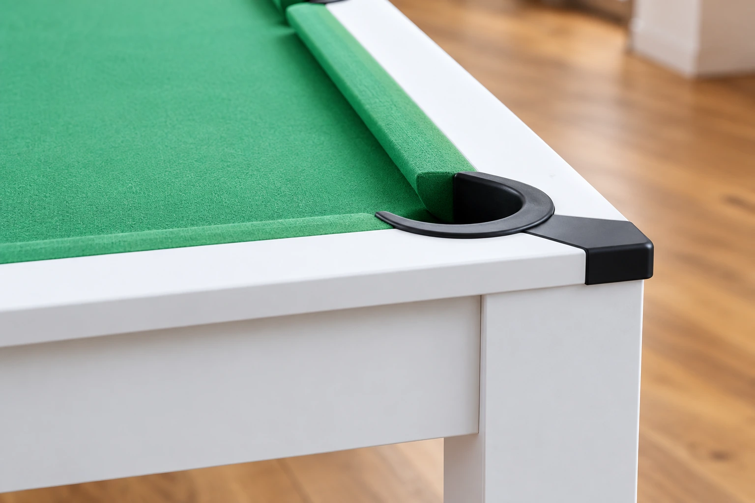 Dettaglio della buca ad angolo e delle sponde di ARTEMIDE bianco con panno verde