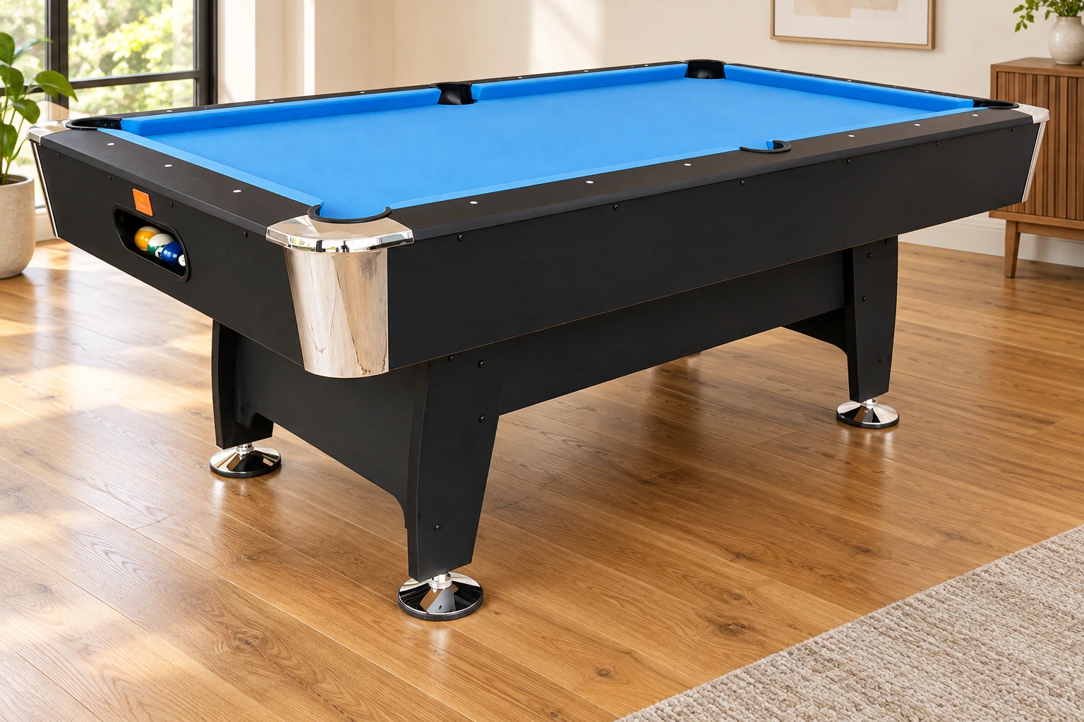 BLACK NORMAN LIGHT con panno blu in una sala giochi domestica