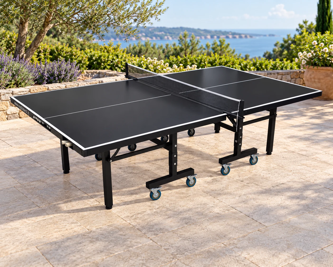 Ping Pong ARCILLA BLACK EDITION da Esterno Alluminio — ambientazione ricreata dalla fotografia del modello