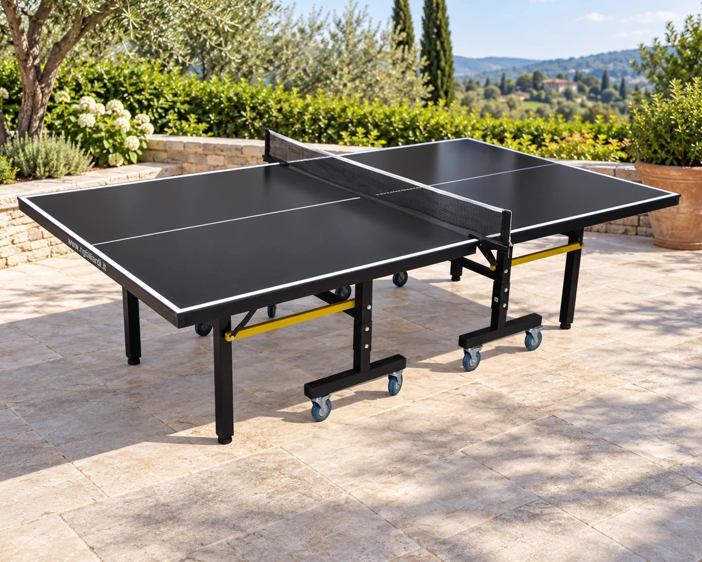 Ping Pong COACH BLACK EDITION da Esterno Alluminio — ambientazione ricreata dalla fotografia del modello